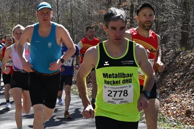 Thomas Ungethüm vom VfB Lengenfeld (vorn) hat beim Halbmarathon den Altersklassen-Sieg bei der Landesmeisterschaft erlaufen.