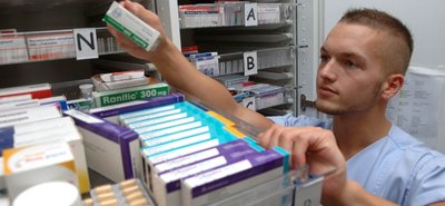 
              <p class="artikelinhalt">Sandro Brandt stellt Medikamente für die Patienten des Rochlitzer Krankenhauses zusammen. </p>
            