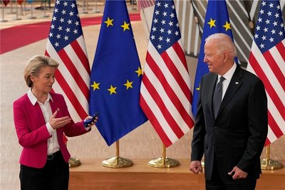 "Wieder vereint": EU-Kommissionspräsidentin Ursula von der Leyen spricht in Brüssel mit US-Präsident Joe Biden. 