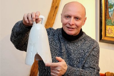 Schwarzenbergs Türmer Gerd Schlesinger zeigt eine zersprungene Glocke des Glockenspiels aus Meissner Porzellan. Auch die verschlissenen Glockenanschläge - eine Gefahr für das Porzellan - werden im Zuge der Generalsanierung ersetzt.