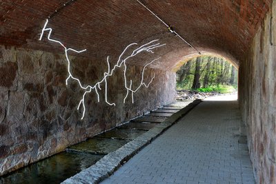 2019: Diese Lichtinstallation von Marcel Kabisch aus Frankenberg war lange Zeit im Mühlbachdurchlass unter der Sachsenstraße zu sehen. Durch diesen Tunnel fließt der Mühlbach, Fußgänger kommen so von den Paradiesgärten zum Kulturforum „Stadtpark“. Das Licht an der Wand leuchtet aber schon seit mehr als einem Jahr nicht mehr.