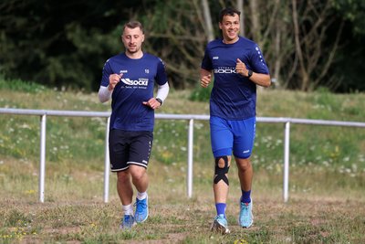 Tony Thiam (rechts) absolvierte zusammen mit Jonas Mack Runden um den Platz.