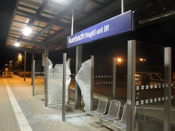 Zerstörte Glasscheiben am Unteren Bahnhof im vogtländischen Auerbach.