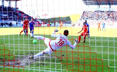 Toni Wachsmuth (Zwickau) überwindet Torhüter Kenneth Kronholm (Kiel) per Elfmeter zum 1:0.