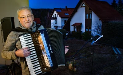 Seit Freitag vergangener Woche singt und musiziert Tobias Mehner jeden Abend für seine Nachbarn im Wiesengrund Niederwiesa. 
