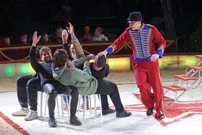 Während der Show muss das Zirkuspublikum auf die Streiche der Clowns gefasst sein. So mancher Besucher findet sich in der Manege wieder.