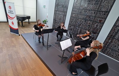 Das Zwickauer Streichquartett aus Amelie Magdalena Bechtel, Almut Seevers, Annalena Martin und Tamara Bernhardt (von links) trat am Sonntagvormittag im Bürgersaal des Zwickauer Rathauses auf.