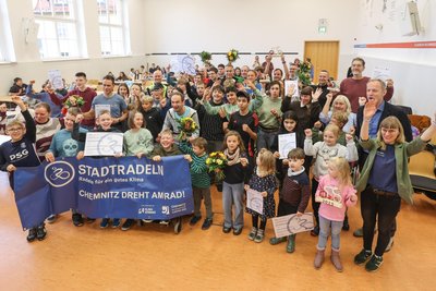 Alle Preisträger des Chemnitzer Stadtradelns 2025 auf einem Bild. Bürgermeister Knut Kunze (zweite Reihe, rechts) zeichnete in elf Kategorien aus.