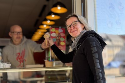 Mike Müller gibt Nadine Lüttke Eis auf der Waffel.