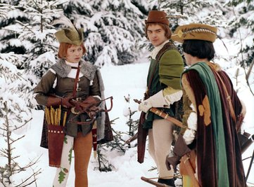 Als Jäger verkleidet, schießt Aschenbrödel (Libuse Safrànkovà) mit dem Prinzen (Pavel Tràvnícek, rechts) um die Wette. 
