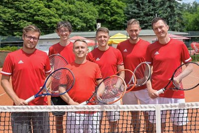 Standen am Samstag beim 7:2-Heimspiel gegen den SV Dresden-Mitte II für die Spielgemeinschaft 1. TC Zwickau/TC Sachsenring am Netz: David Potuzak, Franz Weise, Christian Mehlhorn, Dominic Unger, Daniel Schilling und Marcus Zschiegner (von links nach rechts). 