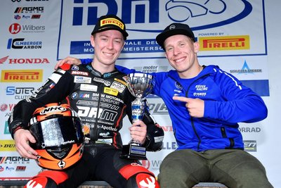 Stark auf bisher unbekannten Terrain: Kevin Orgis (l.) hat mit einem weiteren Rennsieg seine Gesamtführung in der Superstock-Klasse auf dem Schleizer Dreieck ausgebaut. Bruder Leon punktete in der Supersport-Klasse ebenfalls in beiden Rennen. Die Erfahrungen aus den spanischen Rennserien helfen beiden nun weiter. 