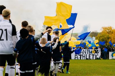 Athletic Sonnenberg, hier beim Einlaufen vor einem Kreispokalspiel vor einigen Jahren, wurde 2020 gegründet. Der Verein schaffte den Durchmarsch in die Kreisoberliga, die höchste Spielklasse im Kreisverband Chemnitz. Dazu engagiert sich Athletic Sonnenberg bei zahlreichen solzialen Pojekten.