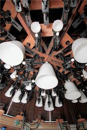 Das Glockenspiel wurde unter der Kuppel eines sanierten ehemaligen Trafohäuschens eingebaut. Derzeit sind Glocken und dazugehörige Technik wegen der Generalreparatur demontiert.