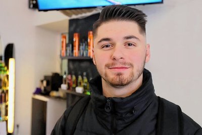 Aris Hyska ist überaus zufrieden mit seinem neuen Haarschnitt. 
