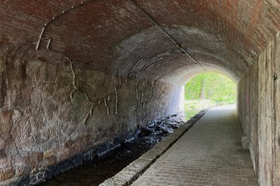 2024: Diese Lichtinstallation von Marcel Kabisch aus Frankenberg war lange Zeit im Mühlbachdurchlass unter der Sachsenstraße zu sehen. Durch diesen Tunnel fließt der Mühlbach, Fußgänger kommen so von den Paradiesgärten zum Kulturforum „Stadtpark“. Das Licht an der Wand leuchtet aber schon seit mehr als einem Jahr nicht mehr.