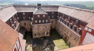 Blick vom Dach der Basilika in den Innenhof von Schloss Wechselburg. Das Bild entstand im Frühjahr 2018. 