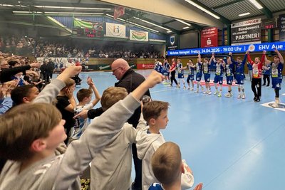 Verdienter Jubel: Der EHV Aue hat sich am Sonnabend in der 3. Handball-Liga zum Spitzenreiter der Staffel Nord-Ost gekürt.