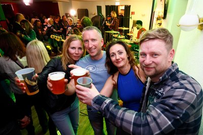Lysann Springer, Udo Mönnich, Yvonne Hinkel und Marcel Ranglack in der "HOT-Bar" im Keller des Hotels "Drei Schwanen".