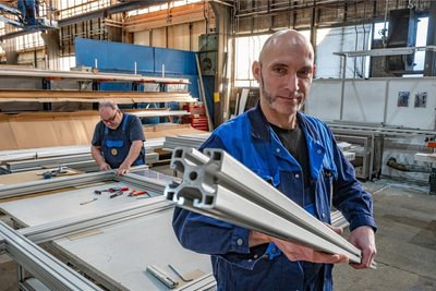 Bearbeiten bei WIN Service GmbH Aufträge der Aluminium-Profiltechnik: Mitarbeiter Andreas Trommer (vorn) und Thomas Kloß.
