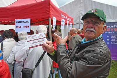 Seit 79 Jahren Rechenberger: Volker Kläre mit seiner Einladung zum Generationentreffen.