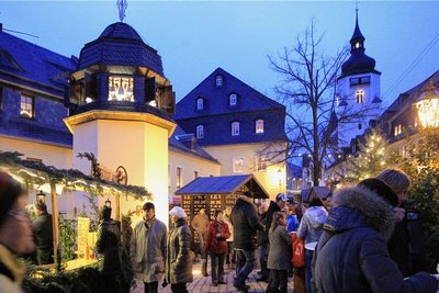 Das Areal am Porzellanglockenspiel in der Schwarzenberger Altstadt ist ein beliebter Treffpunkt für Einheimische und Besucher der Stadt. 
