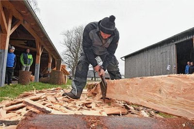 Marcel Oehme zeigte Zimmermannsarbeiten. 