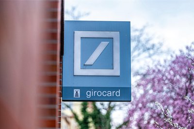 Die Deutsche Bank hat die Postbank von 2009 bis 2015 schrittweise übernommen. Die Technikpannen bei der IT-Umstellung betraf Tausende Postbankkunden.