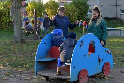 Die Erzieherinnen Regine Bluth und Saskia Csomor (von links) betreuen die Kinder der Villa Kunterbunt bei schönstem Herbstwetter im Garten. Wegen Corona-Fällen bleiben die Gruppen zurzeit vorsorglich getrennt. 