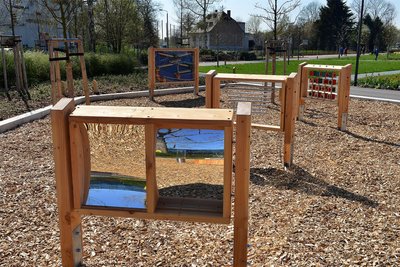 2019: Vor dem heutigen Museum Zeitwerkstadt wurde schon 2019 der physikalische Spielplatz im Areal Zschopauaue eröffnet. Heute gibt es nicht mehr alle experimentellen Spielgeräte, am Holz ist die Verwitterung deutlich erkennbar. Beliebt bei Besuchern sind die große Schaukel, das Farbdrehrad, die Wippen und diese Verzerr-Spiegel.