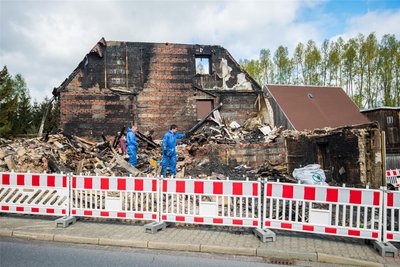 In den verkohlten Überresten ihres Hauses fanden Gundlachs sogar erhalten gebliebene Fotoalben. Ansonsten haben die Familien ihr gesamtes Hab und Gut verloren.
