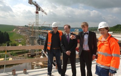 Im Bild: Harald Arlt, Geschäftsführer der Arlt Bauunternehmen GmbH, Wirtschaftsminister Sven Morlok, Lars Roßmann vom Autobahnamt und Arlt-Geschäftsführerin Kerstin Arlt (v. l.). 