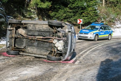 In Stützengrün kam ein Auto von der glatten Fahrbahn ab und kippte auf die Seite.