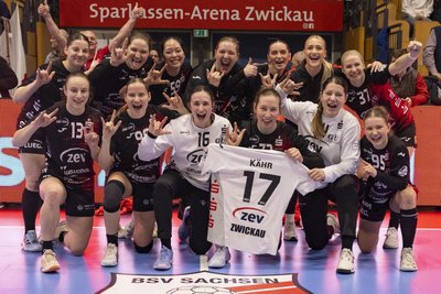 Die Handballerinnen des BSV Sachsen Zwickau bejubelten den Heimsieg gegen Göppingen mit dem Trikot ihrer verletzt ausgeschiedenen Mitspielerin Charlotte Kähr.