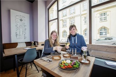  Der Feinkostladen des Milchbetriebs bietet ab sofort ein kleines Mittagsangebot, für das Jessika und Sandra (linkes Foto, von links) am Montag gleich ihre Mittagspause nutzten. 