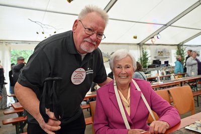 Albrecht Backer, der Hauptorganisator des Generationentreffens, platziert Waltraud Weinhold, mit 93 Jahren die älteste Teilnehmerin.