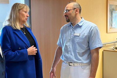 Sozialministerin Petra Köpping (M.) traf Ende 2023 den Gynäkologen Mohamad Kher Alhouri aus dem Vogtland, der nun auf die andere Seite der Landesgrenze nach Bayern wechselt.