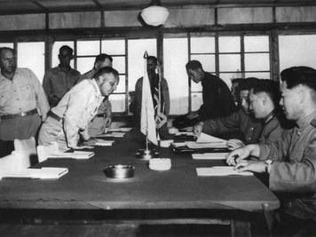 Waffenstillstandsabkommen: Das Archivbild von Juli 1953 zeigt den UN-Chefdelegierten Generalleutnant William Harrison (l., auf den Verhandlungstisch gestützt) und den nordkoreanischen General Nam Il. (2. v.r.).