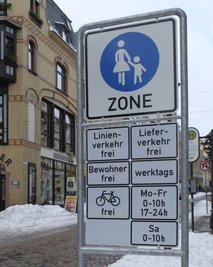 Stein des Anstoßes: Wegen der seit Januar geltenden Fußgängerzone gehen die Umsätze der Händler zurück, heißt es. 