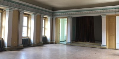 Ein Saal. Bis zum Jahr 2005 befand sich in der Immobilie ein Fachkrankenhaus für Kinder- und Jugendpsychiatrie. Seit deren Auszug steht die Immobilie mit mehreren tausend Quadratmetern Nutzfläche leer.