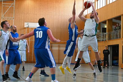 Die Dittersbacher Basketballer (weiß), hier in einem früheren Spiel, wollen ihre Spitzenposition in der Bezirksliga verteidigen.