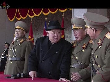 Wer hat den größeren Atomknopf? Kim Jong Un im Gespräch mit Offizieren bei einer Militärparade.
