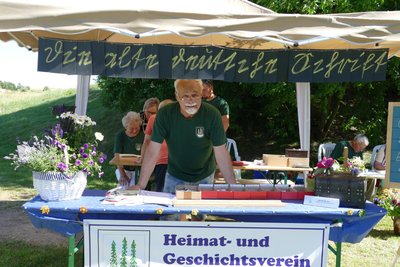 Bernd Gerber, Vorsitzender des Geschichtsvereins, auf dem Königswalder Dorffest.