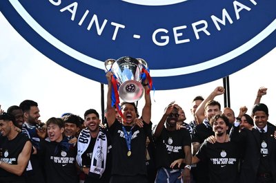 Kapitän Marquinhos präsentiert den Königsklassen-Pokal bei der Feier in Paris.
