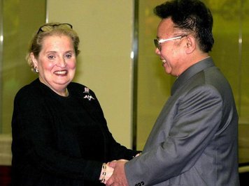 Im Oktober 2000 traf US-Außenministerin Madeleine Albright in Pjöngjang den damaligen Machthaber Kim Jong Il.