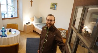 Daniel Hartenstein, Kirchner der Kirchgemeinde Theuma-Altensalz, zeigt das neu eingerichtete Pilgerzimmer in der Maria Magdalenen Kirche in Theuma. 