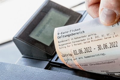 In einigen Städten wie etwa in Hamburg startete der Verkauf der 9-Euro-Tickets bereits am Freitag - nachdem auch der Bundesrat grünes Licht für das Vorhaben gegeben hatte. 