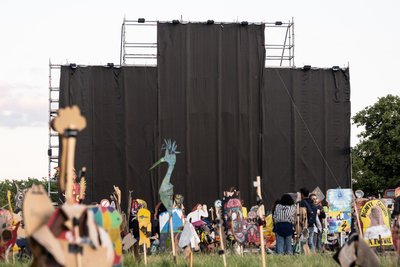 Blick auf die verhüllte Figurendarstellung People's Justice (2002) des Kollektivs Taring Padi. Aufgrund einer Figurendarstellung des Kollektivs, die antisemitische Lesarten ermöglicht, habe sich das Kollektiv gemeinsam mit der Geschäftsführung und der Künstlerischen Leitung «entschieden, die betreffende Arbeit zu verdecken und eine Erklärung dazu zu installieren», teilte die documenta am Montagabend mit.