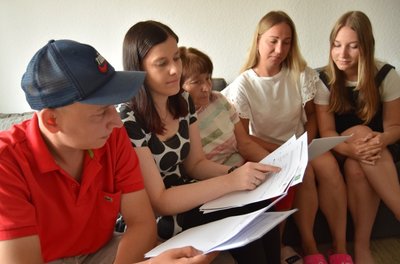Severine Wetzl (Zweite von links) ackert mit Andrey Bukhai (links), Nataliia Bukhai, Kateryna Parkhomenko und Daryna Bukhai den Schriftverkehr zwischen der Familie und den Behörden durch. 