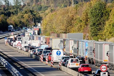 Nach mehreren Auffahrunfällen hatte sich auf der A 4 ein langer Stau gebildet. 